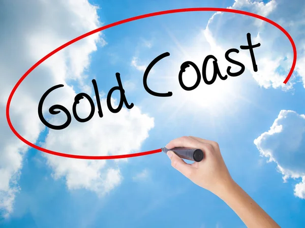 Woman Hand Writing Gold Coast con marcador negro en pantalla visual — Foto de Stock