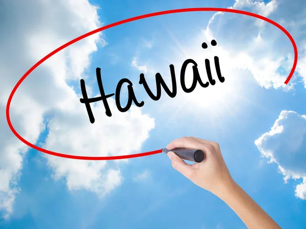 Donna mano scrittura Hawaii con pennarello nero sullo schermo visivo — Foto Stock
