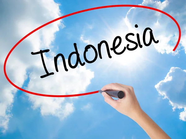 Vrouw Hand schrijven Indonesië met zwarte marker op visuele scherm — Stockfoto