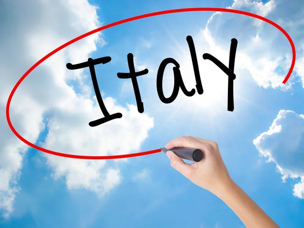 Kvinna Hand skrivande Italien med svart markering på visuella skärm. — Stockfoto