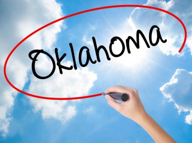 Kadın el yazma Oklahoma görsel ekranda siyah kalemi ile