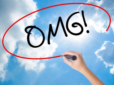 Görsel s üzerinde siyah kalemi ile kadın el yazma Omg (Oh My God)