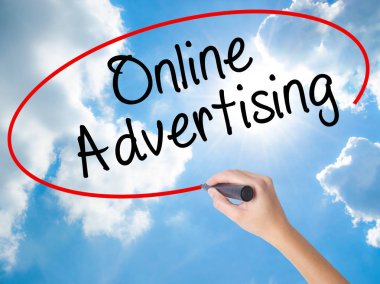 Visua üzerinde siyah kalemi ile kadın el yazma Online Reklam