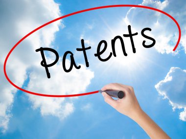 Kadın el yazma patent görsel ekranda siyah kalemi ile