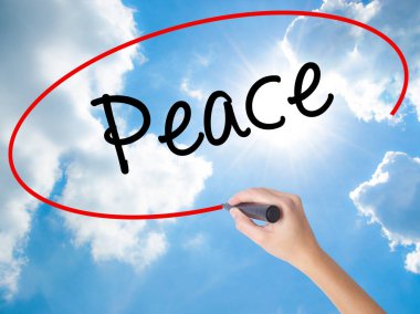 Kadın el yazma barış görsel ekranda siyah kalemi ile