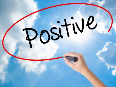 Kadın el yazma olumlu görsel ekranda siyah kalemi ile