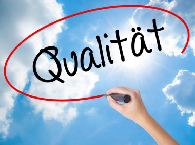 Siyah marke ile kadın el yazma kalitesi (Almanca Qualitat)