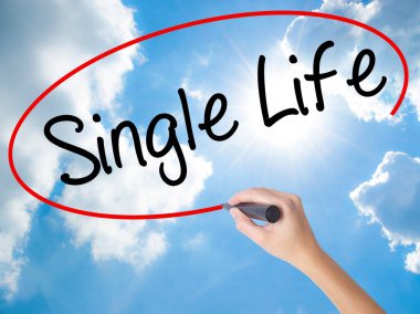 Kadın el görsel dağ eteğindeki taş yığını üzerinde siyah kalemi ile tek yaşam yazma