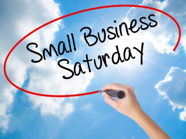 Kadın el yazma Small Business Cumartesi üzerinde siyah kalemi ile 