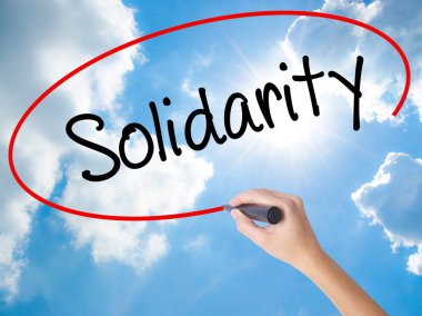 Kadın el yazma dayanışma görsel dağ eteğindeki taş yığını üzerinde siyah kalemi ile