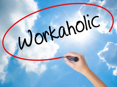 Kadın el yazma işkolik görsel ekranda siyah kalemi ile