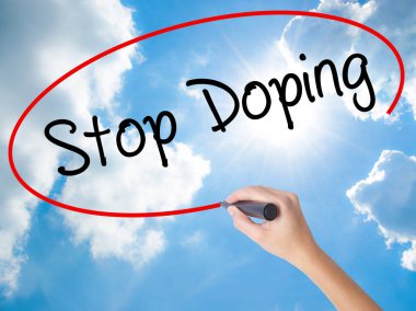 Kadın el yazma durdurmak Doping görsel dağ eteğindeki taş yığını üzerinde siyah kalemi ile