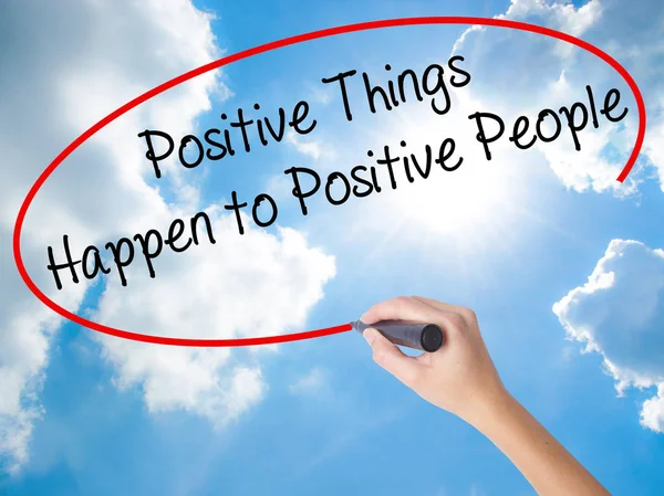 Frau Hand schreiben positive Dinge passieren positive Menschen Witz — Stockfoto