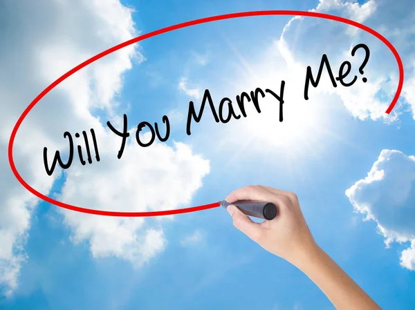 Femme écriture à la main Veux-tu m'épouser ? avec marqueur noir sur visua — Photo