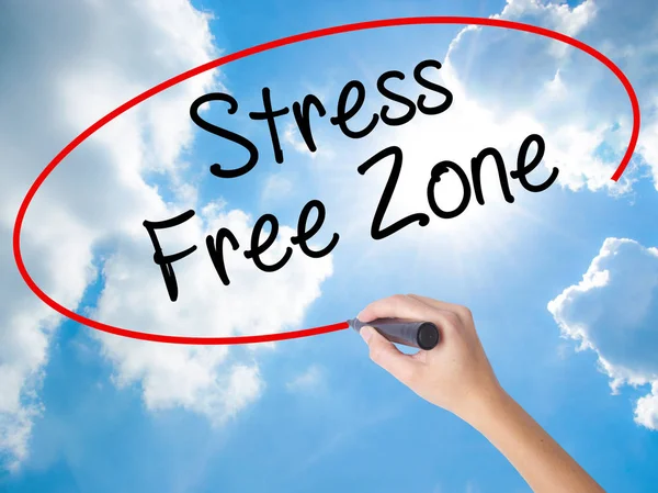 Kvinna Hand skriva Stress Free Zone med svart markering på visuella — Stockfoto