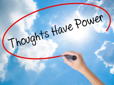 Kadın el yazma düşünceler Görs üzerinde siyah kalemi ile güç var