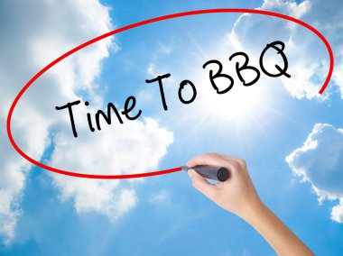 Kadın el yazma zamanı için Barbekü görsel dağ eteğindeki taş yığını üzerinde siyah kalemi ile