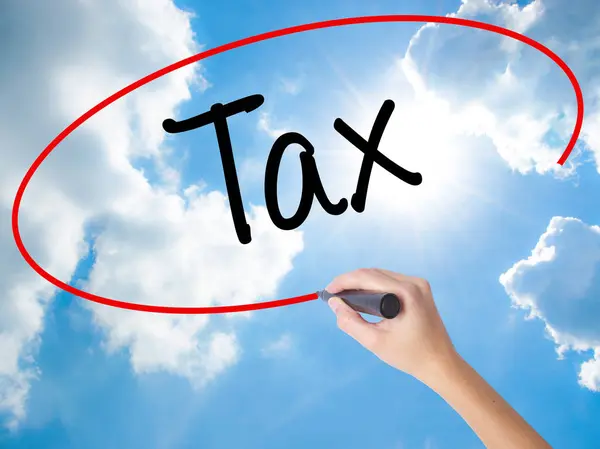 Donna Hand Writing Tax con pennarello nero sullo schermo visivo — Foto Stock