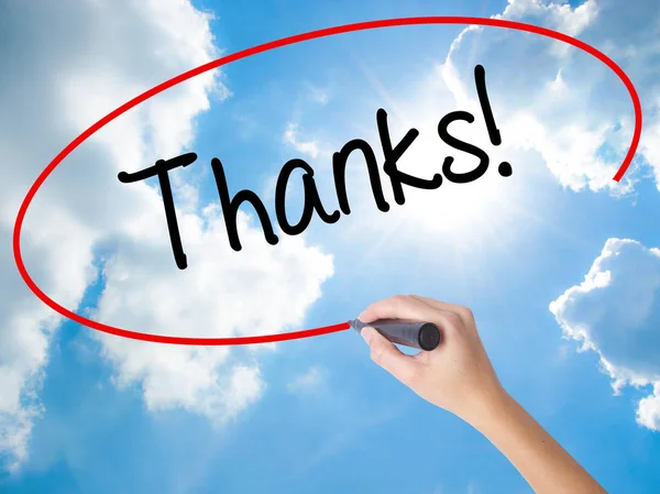 Жінка Рука Написання Дякую! з чорним маркером на візуальному екрані — стокове фото