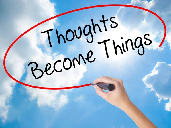 Vrouw Hand schrijven Thoughts Become Things met zwarte marker op v — Stockfoto