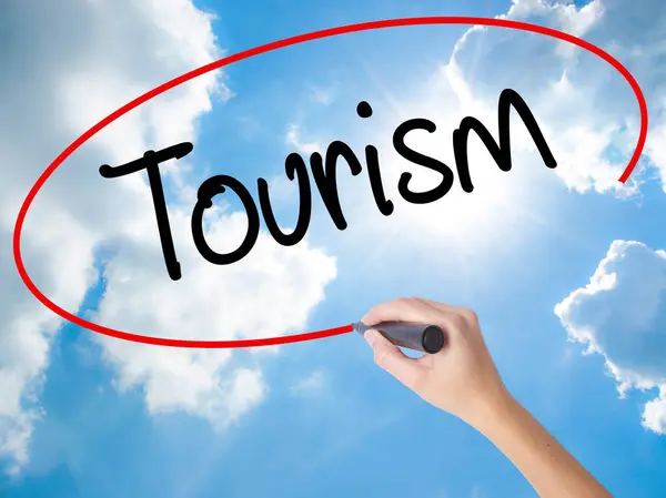 Woman Hand Writing Tourism con marcador negro en pantalla visual . — Foto de Stock