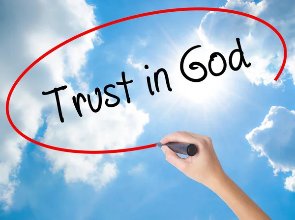 Frau schreibt Vertrauen in Gott mit schwarzem Filzstift auf visuelle Narbe — Stockfoto