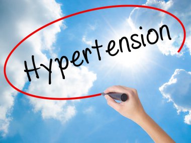 Kadın el yazma hipertansiyon ile görsel scre üzerinde siyah kalemi