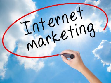 Kadın el yazma Internet pazarlama visua üzerinde siyah kalemi ile