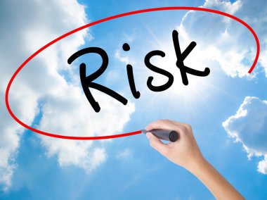 Kadın el yazma riski ile görsel ekranda siyah kalemi