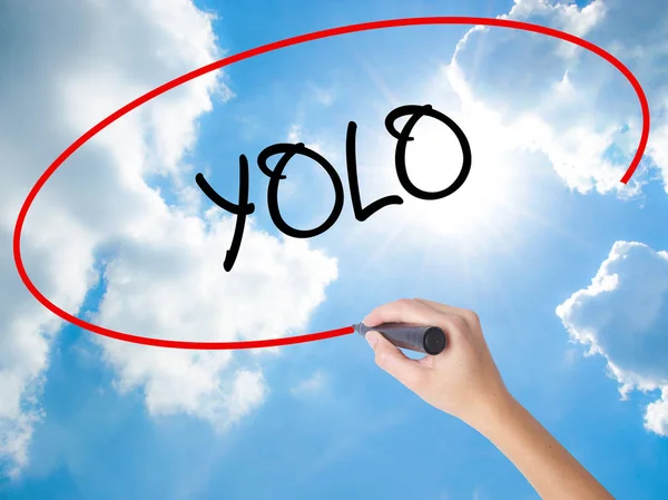 Frau Handschrift yolo (Sie leben nur einmal) mit schwarzem Marker o — Stockfoto