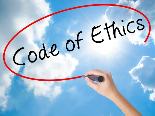 Woman Hand Writing Code of Ethics con marcador negro en sc visual — Foto de Stock