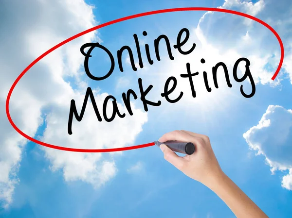 Donna mano scrittura marketing online con pennarello nero sulla visuale — Foto Stock