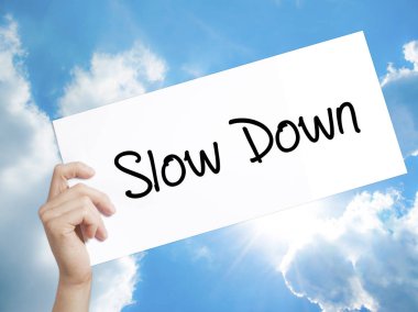 Adam el ile metin ağır kağıt tutmuyor. Beyaz kağıt üzerine işaret