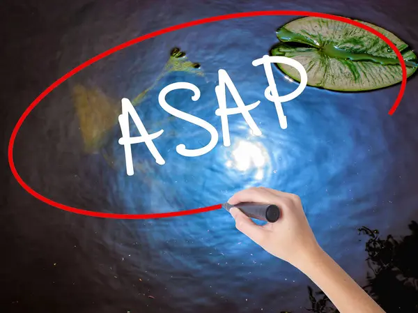 Kvinna Hand skrivande Asap med markör över transparent styrelse — Stockfoto