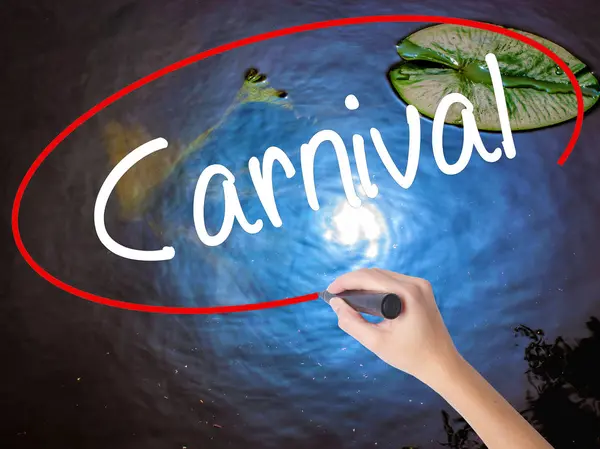 Kvinna Hand skrivande karneval med markör över transparent styrelse — Stockfoto