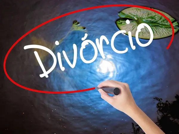 Woman Hand Writing Divorcio (Divorce in Portuguese) with marker — Stock Photo, Image