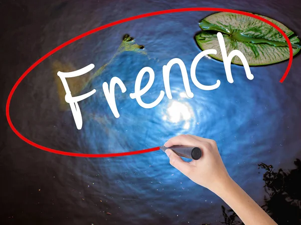 Frau handschriftlich französisch mit Filzstift über transparenter Tafel — Stockfoto