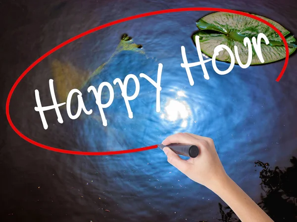 Escritura de la mano de la mujer Happy Hour con marcador sobre tablero transparente — Foto de Stock