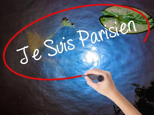 Frau schreibt je suis parisien mit Filzstift über transparent — Stockfoto