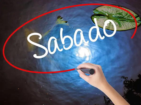女人的手写作 Sabado （星期六在西班牙/葡萄牙） 与 — 图库照片