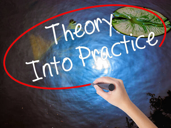 Теория написания женской руки на практике с маркером над транспарантом
