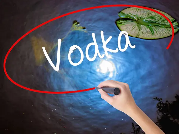 Mulher Mão Vodka Escrita com marcador sobre placa transparente — Fotografia de Stock