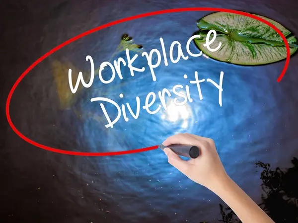Frau schreibt Vielfalt am Arbeitsplatz mit Filzstift über Transpa — Stockfoto