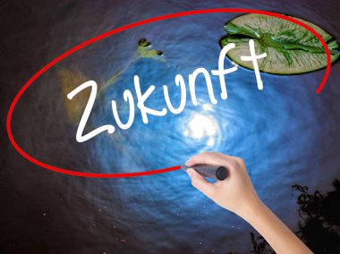 Marker ile kadın el yazma Zukunft (Future Almanca) 