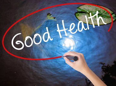 Kadın el yazma iyi sağlığı üzerinde şeffaf domuzu marker ile