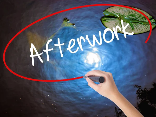 Kvinna Hand skrivande Afterwork med markör över transparent styrelse — Stockfoto