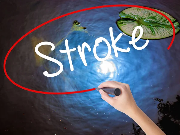 Kvinna Hand skrivande Stroke med markör över transparent styrelse — Stockfoto