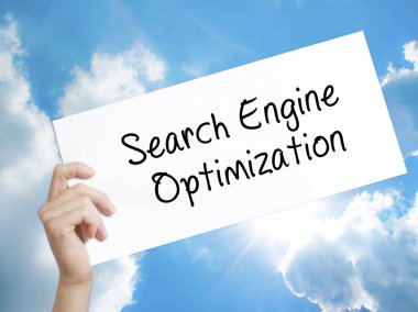 Arama Motoru Optimizasyonu tabelada beyaz kağıt. Adam el Holding