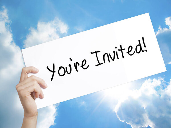 Ты приглашена! Подпись на белой бумаге. Человек с бумажкой в руках
