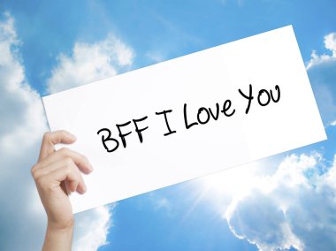 BFF seni işaret beyaz kağıda seviyorum. Adam el Holding Kağıt ile 